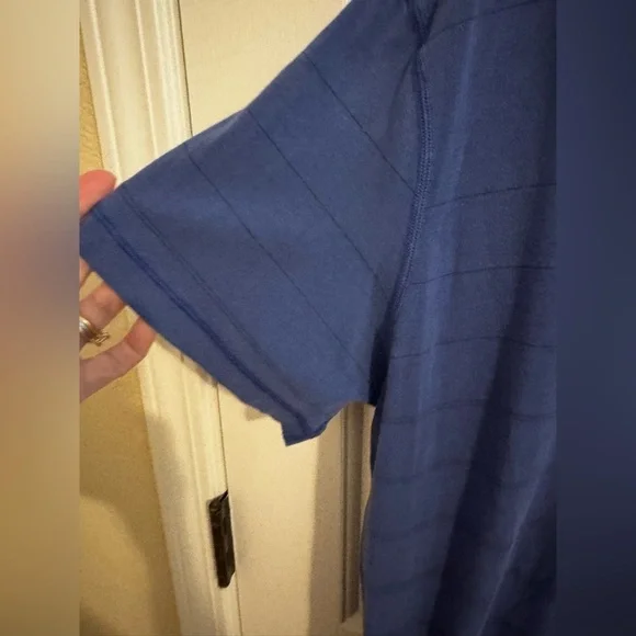 Lululemon Men's V Neck Blue Stripe Short Sleeve Stretch Tee Size XL - Picture 3 of 7